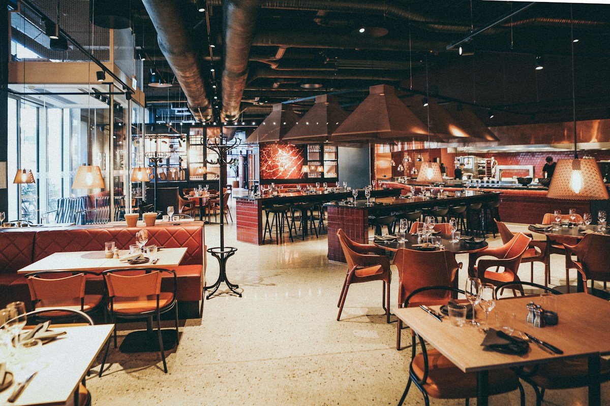 Restaurante movimentado e bem iluminado